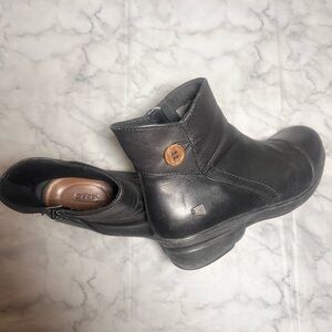 KEEN Mora Mid Black Button Leather Ankle Boots Comfort Utility Boot Women’s 9